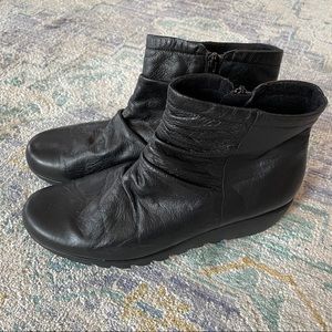 Munro Riley Ankle Bootie in black size 8-1/2